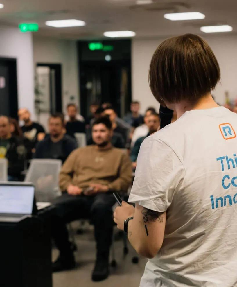 Жена с тениска с логото на RingCentral презентира