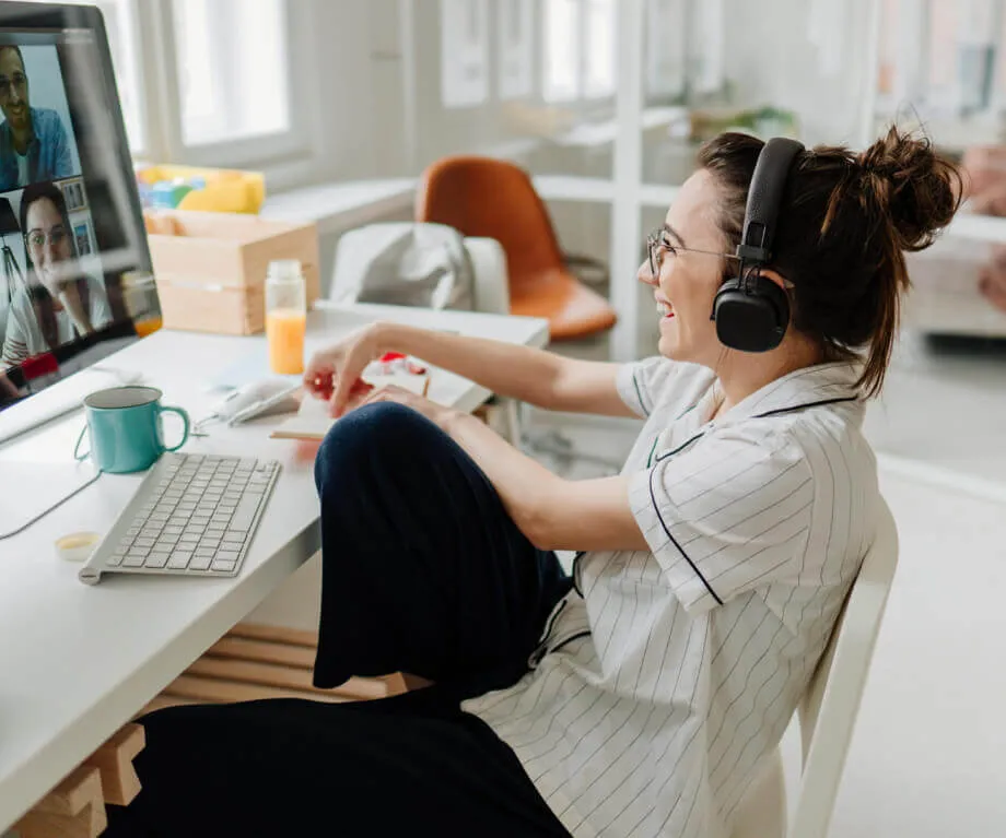 Employee using the screen share feature in one of their online meetings